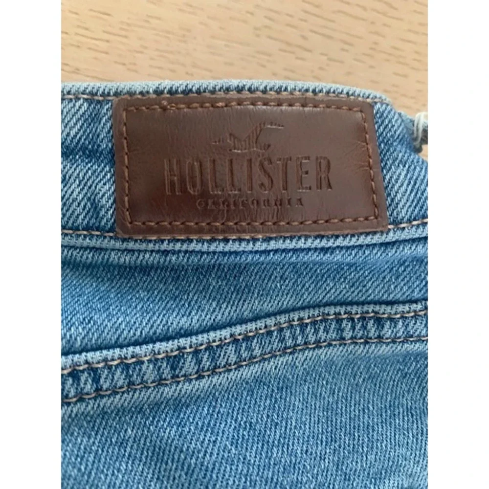Hollister Curvy High-Rise Mom‎ Jean Shorts Medium Wash Raw Hem Size 9R W29